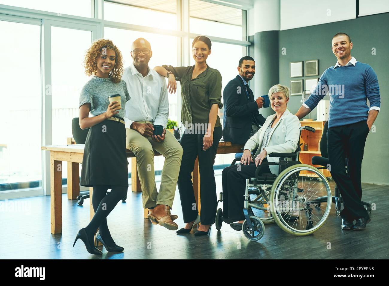 Theyre un team diversificato e dinamico. Ritratto di un gruppo di uomini d'affari in un ufficio. Foto Stock