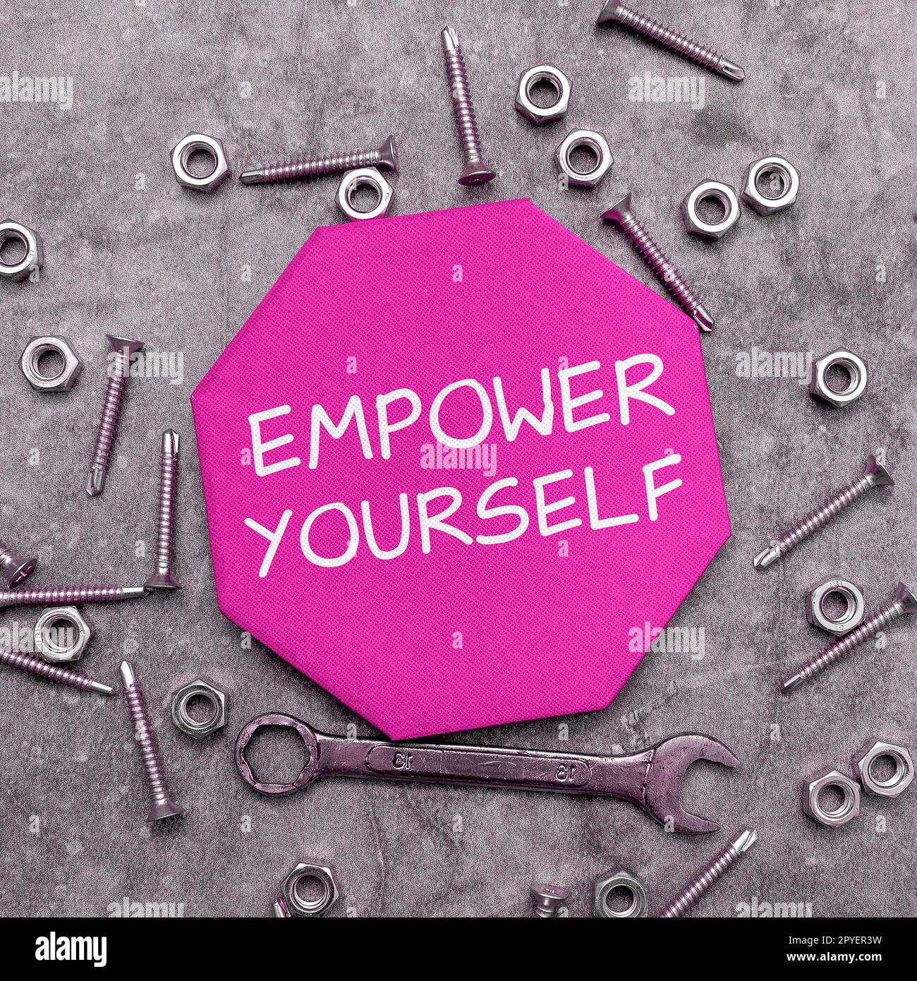 Didascalia di testo che presenta Empower Yourself. Approccio aziendale prendendo il controllo della vita impostare gli obiettivi scelte positive Foto Stock
