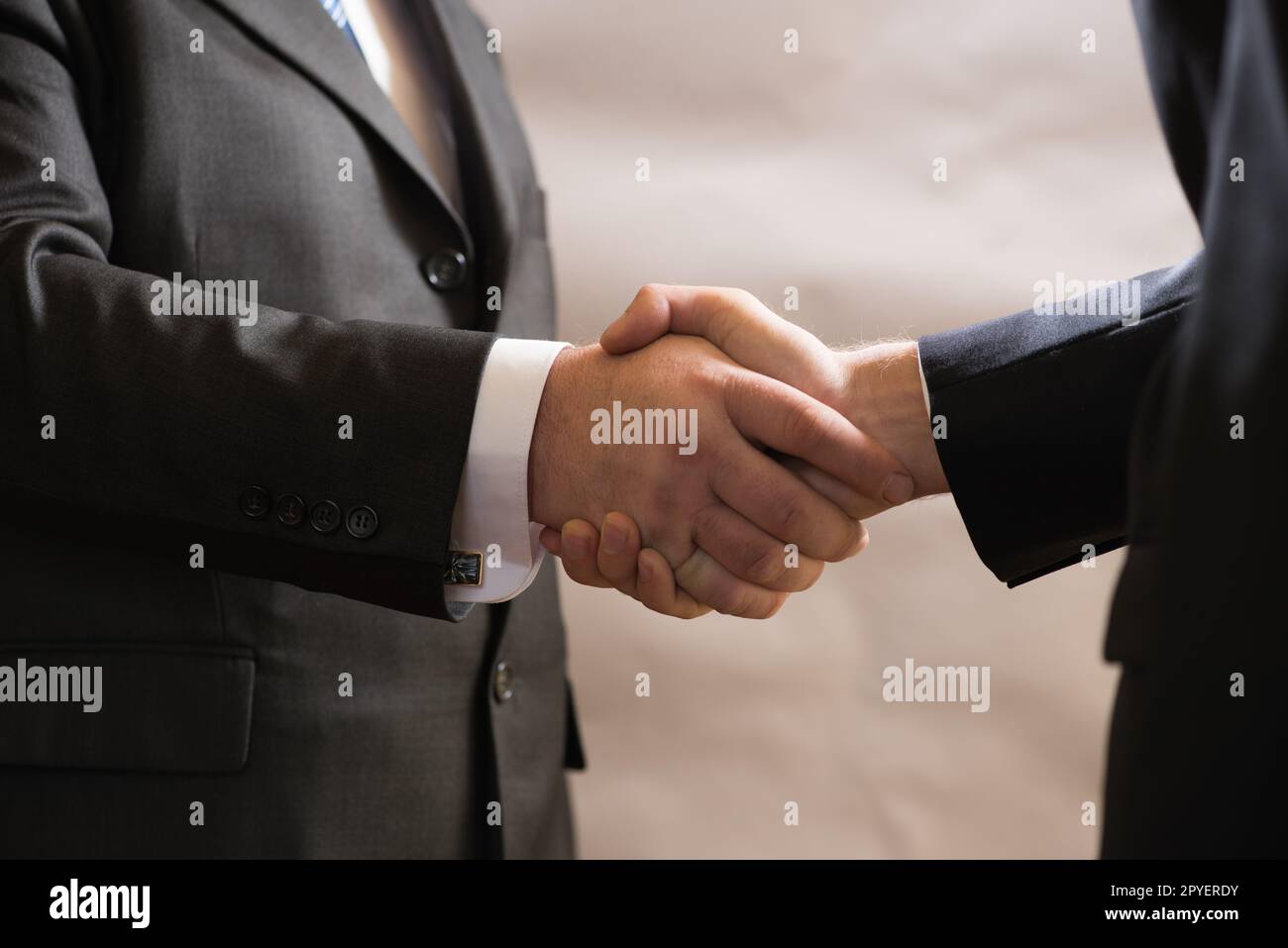 Stretta di mano d'affari di due uomini d'affari in tuta, negoziare e fare un accordo Foto Stock