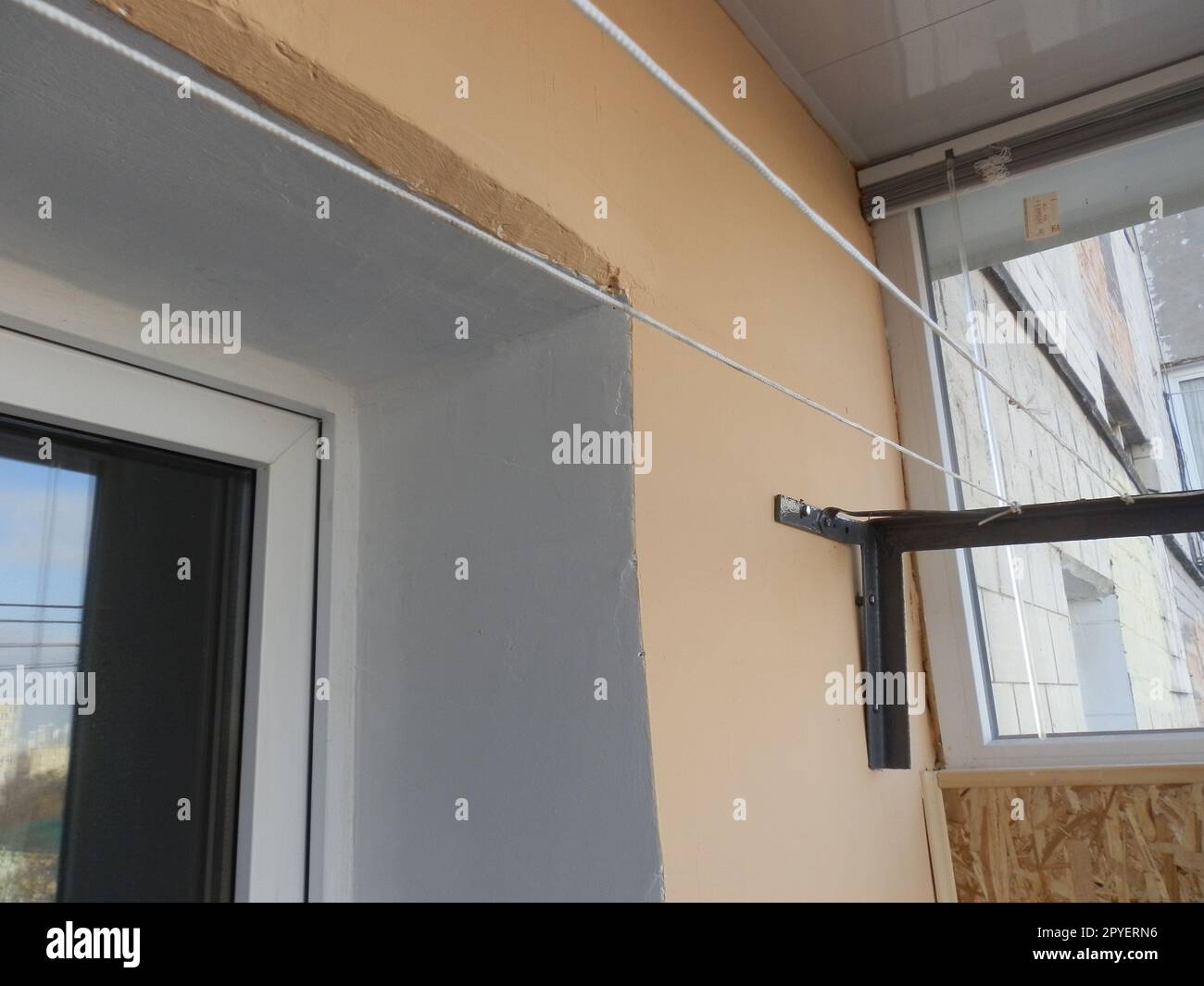 Verniciatura di pareti interne in acrilico durante i lavori di ristrutturazione Foto Stock