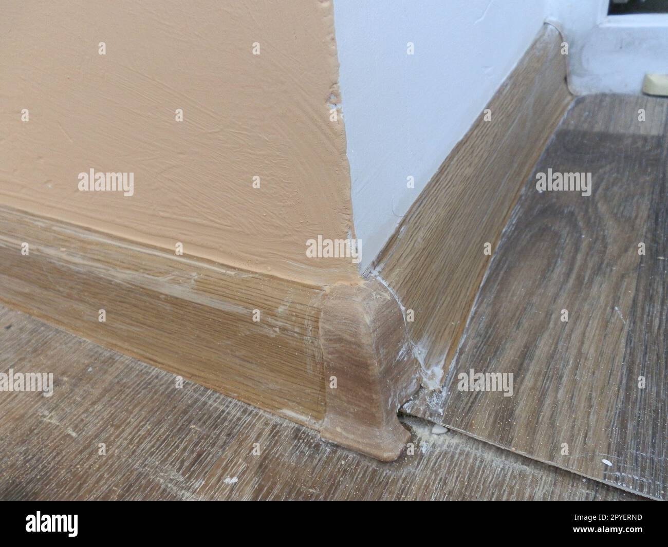 Verniciatura di pareti interne in acrilico durante i lavori di ristrutturazione Foto Stock