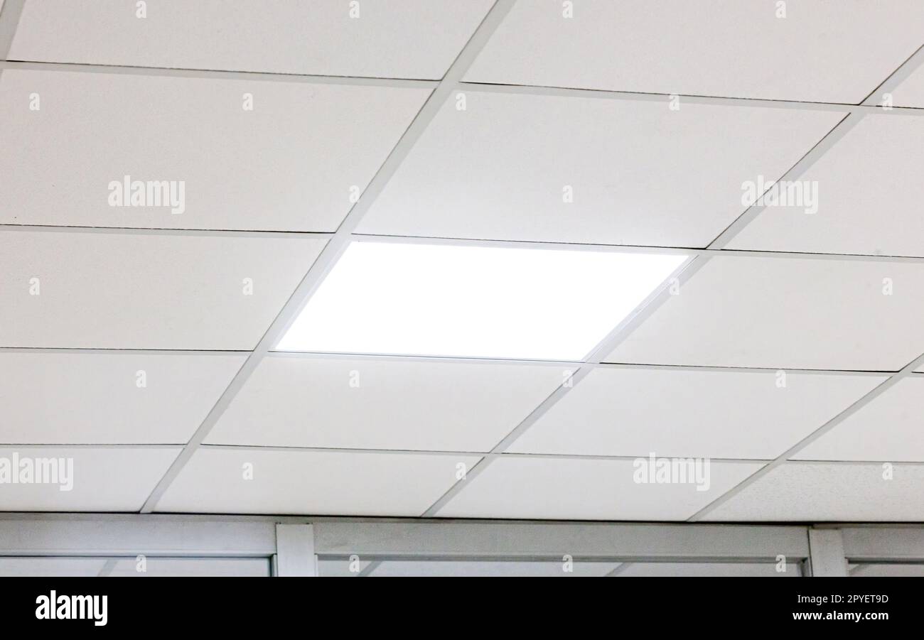 Soffitto bianco da ufficio dal design moderno con illuminazione a LED Foto Stock