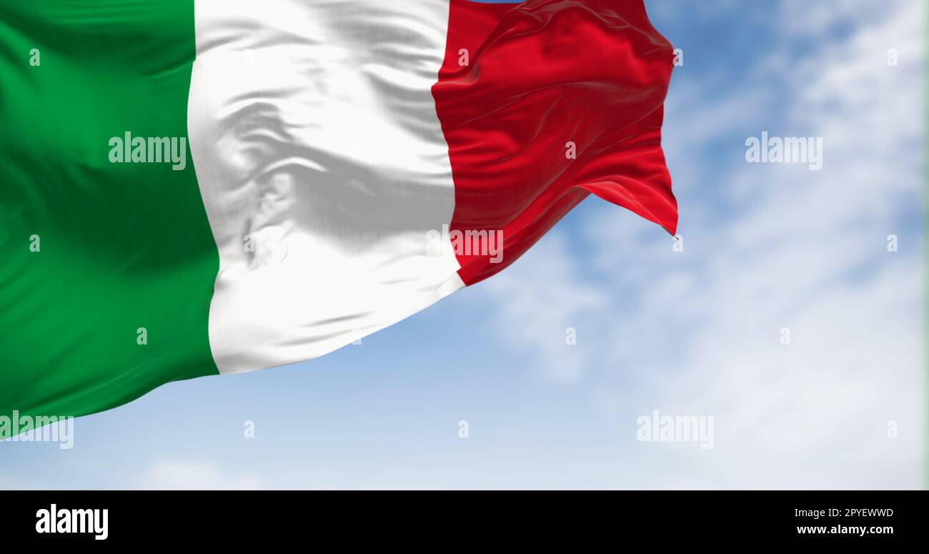 Bandiera nazionale italiana che sventola nel vento in una giornata limpida Foto Stock