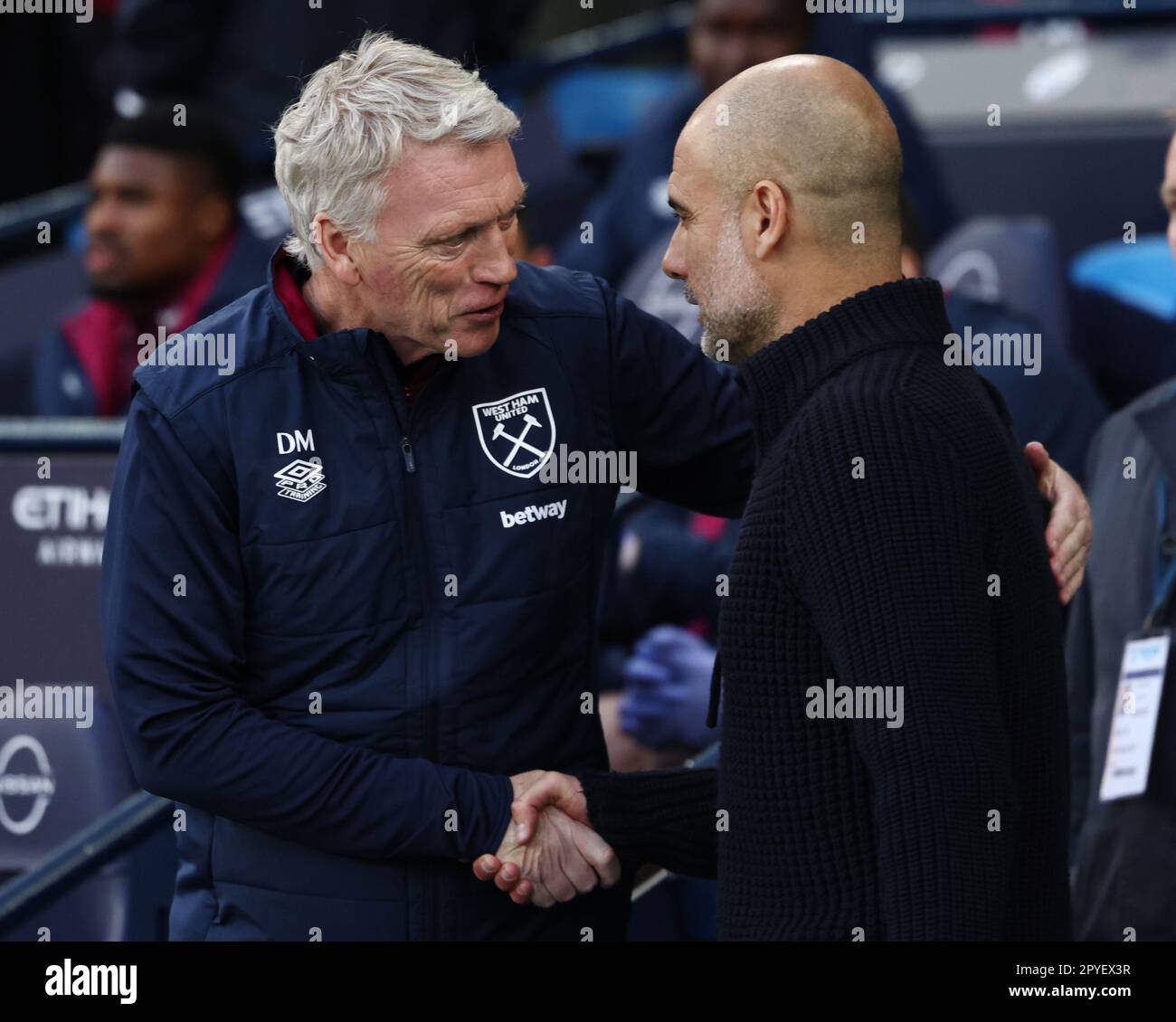 Manchester, Regno Unito. 3rd maggio, 2023. David Moyes manager del West Ham United è incontrato da Josep Guardiola manager di Manchester City durante la partita della Premier League presso l'Etihad Stadium, Manchester. Il credito dell'immagine dovrebbe essere: Darren Staples/Sportimage Credit: Sportimage Ltd/Alamy Live News Foto Stock