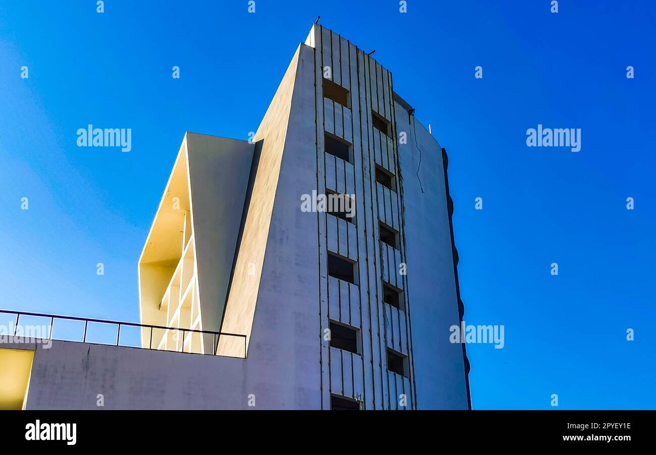 Enormi e gigantesche costruzioni fermano la costruzione di rovine a Puerto Escondido, Messico. Foto Stock