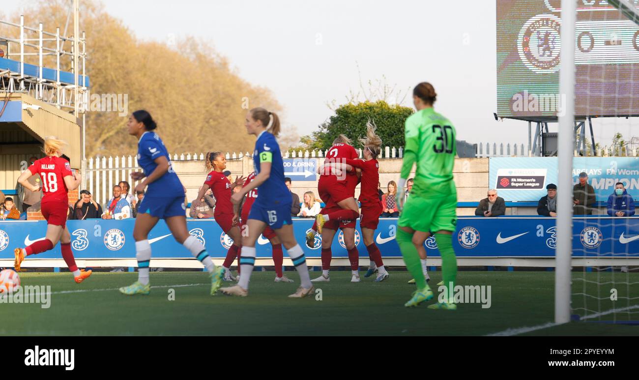 Londra, Regno Unito. 03rd maggio, 2023. Londra, Inghilterra, 3rd 2023 maggio: Emma Koivisto (2 Liverpool) festeggia dopo aver segnato il primo gol della sua squadra con i compagni di squadra durante la partita di calcio della Barclays fa Women's Super League tra Chelsea e Liverpool a Kingsmeadow a Londra, Inghilterra. (James Whitehead/SPP) Credit: SPP Sport Press Photo. /Alamy Live News Foto Stock