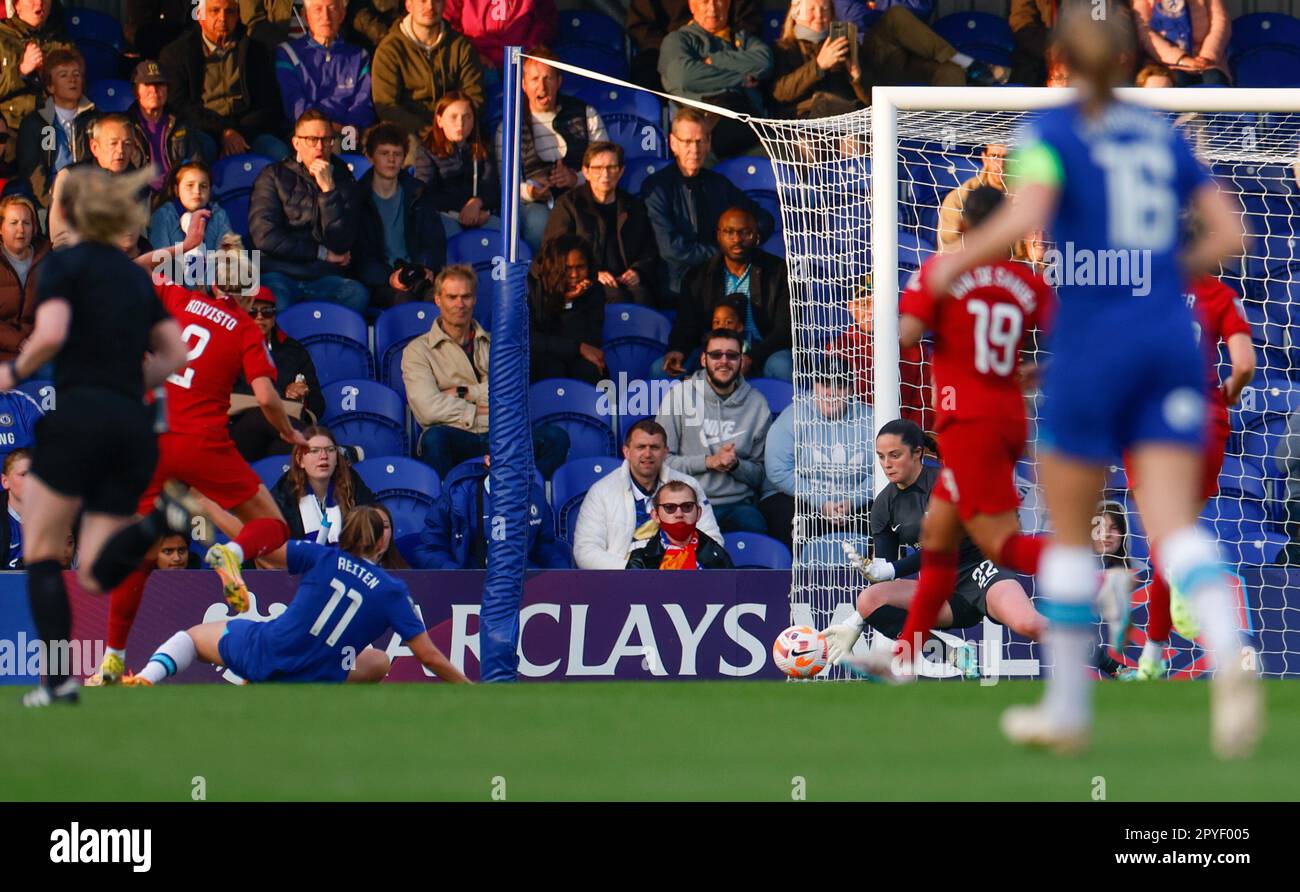 Londra, Regno Unito. 03rd maggio, 2023. Londra, Inghilterra, 3rd 2023 maggio: Il portiere Faye Kirby (22 Liverpool) risparmia durante la partita di calcio della Super League femminile di Barclays fa tra Chelsea e Liverpool a Kingsmeadow a Londra, Inghilterra. (James Whitehead/SPP) Credit: SPP Sport Press Photo. /Alamy Live News Foto Stock