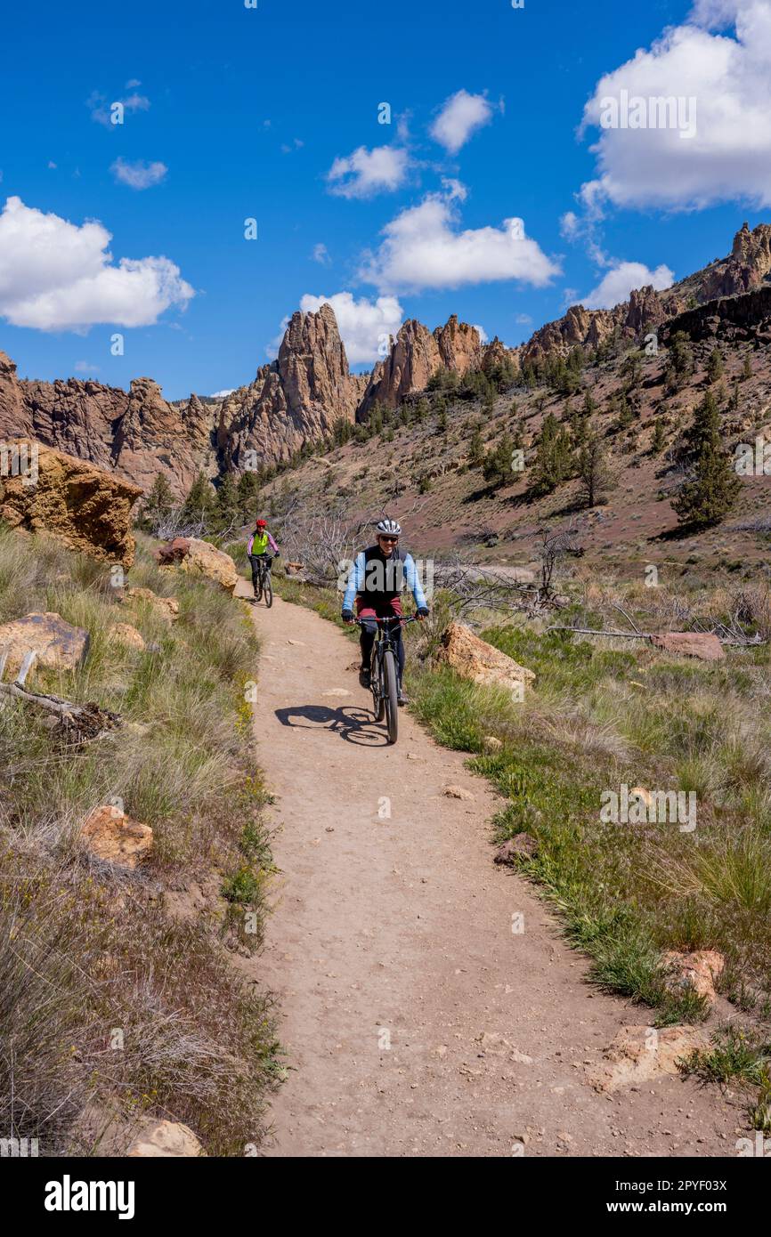 Mountain bike su un sentiero nel Smith Rock state Park with, un parco statale situato nell'Alto deserto dell'Oregon centrale vicino alle comunità di Redmon Foto Stock