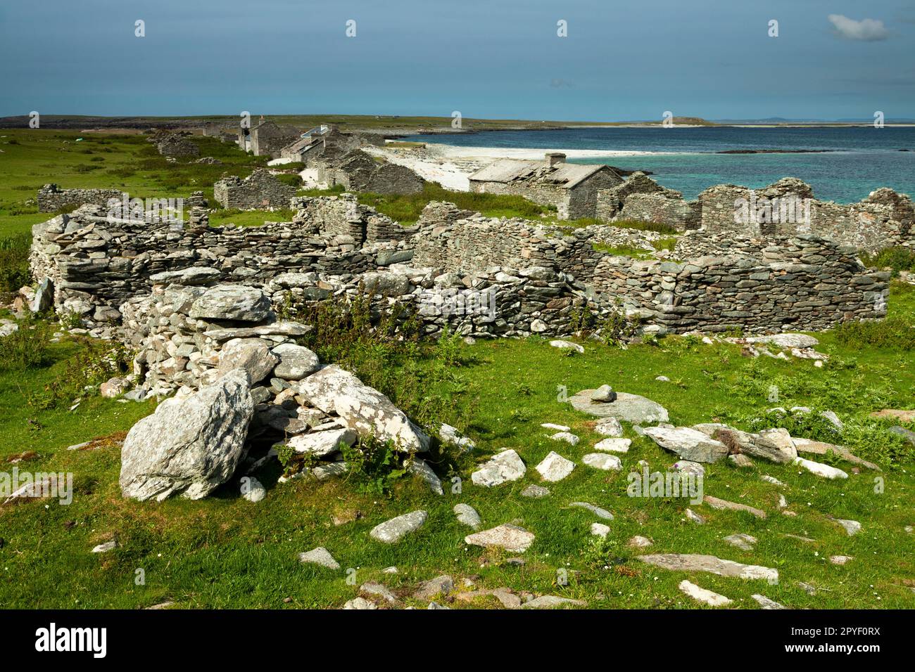 Villaggio abbandonato sull'isola di Inishkea South nella baia di Blacksod sulla Wild Atlantic Way nella contea di Mayo in Irlanda Foto Stock