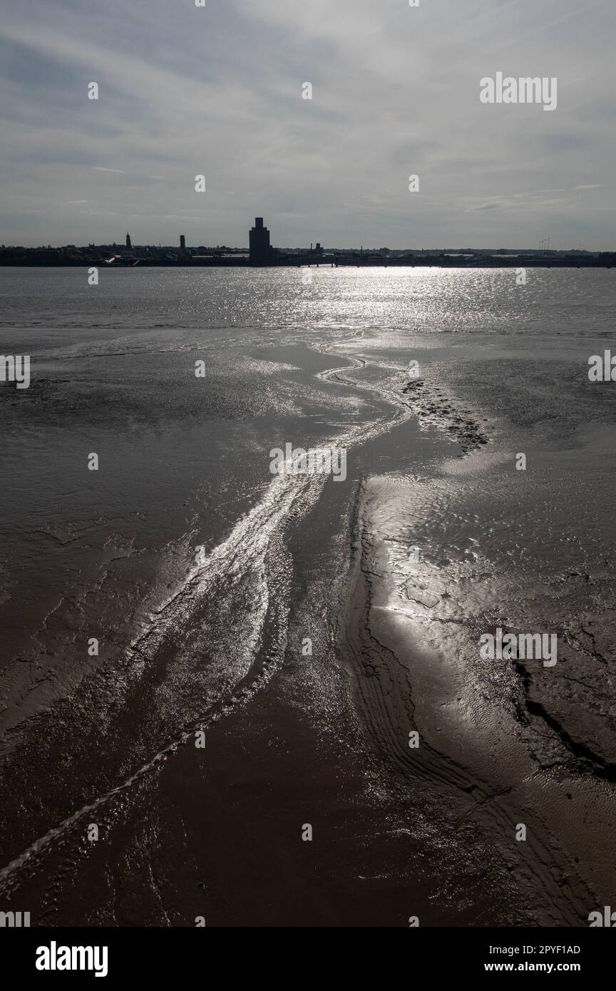 Liverpool River Mersey con la bassa marea Foto Stock
