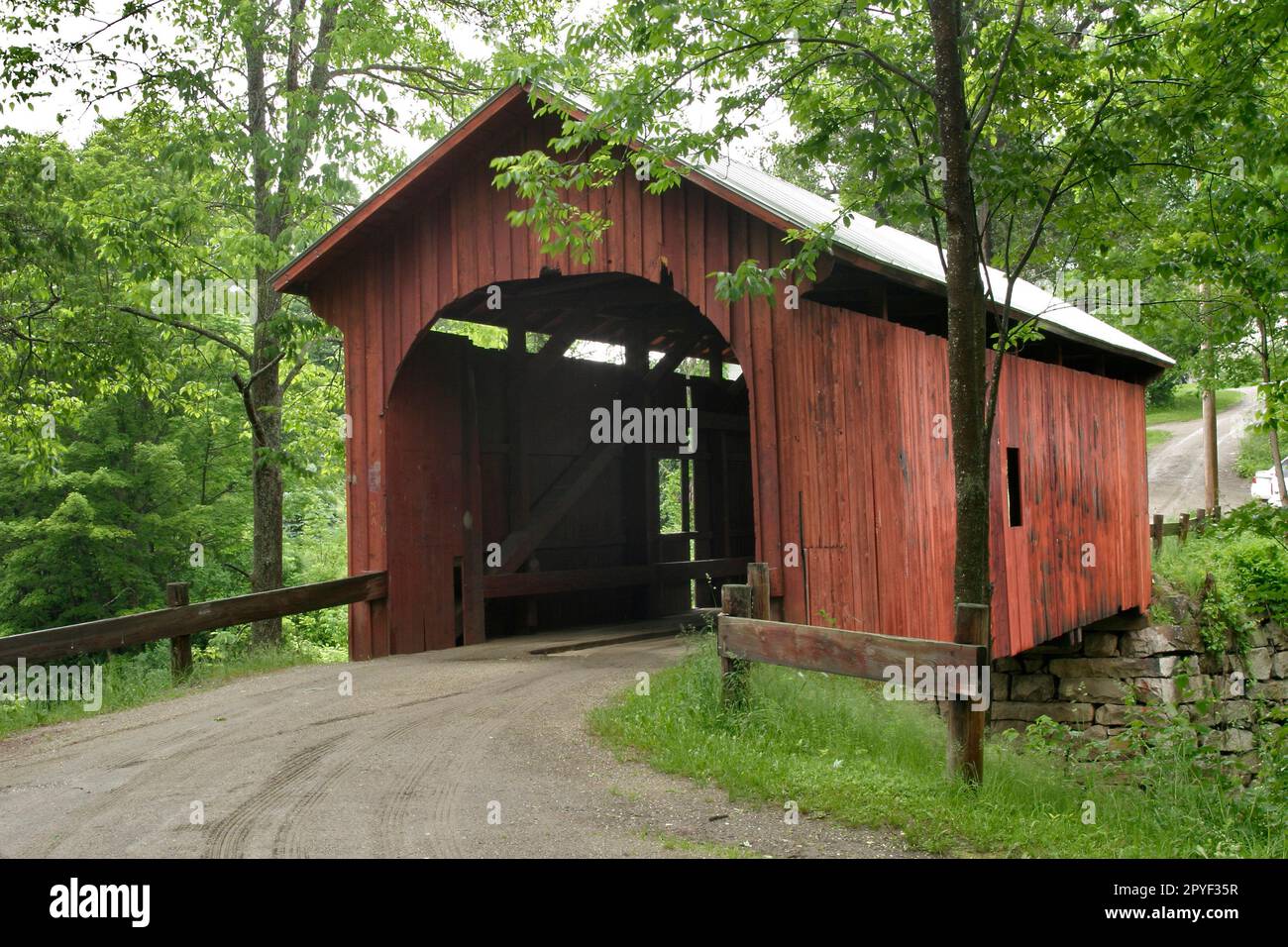 Slaughter House ha coperto il ponte a Northfield, VT. Nella contea di Washington, nel Vermont centrale. Il ponte Queenpost Truss, alto 55 metri, costruito nel 1872, attraversa il fiume Dog. Situato a sud di northfield Falls appena fuori dalla RT. 12. Foto Stock