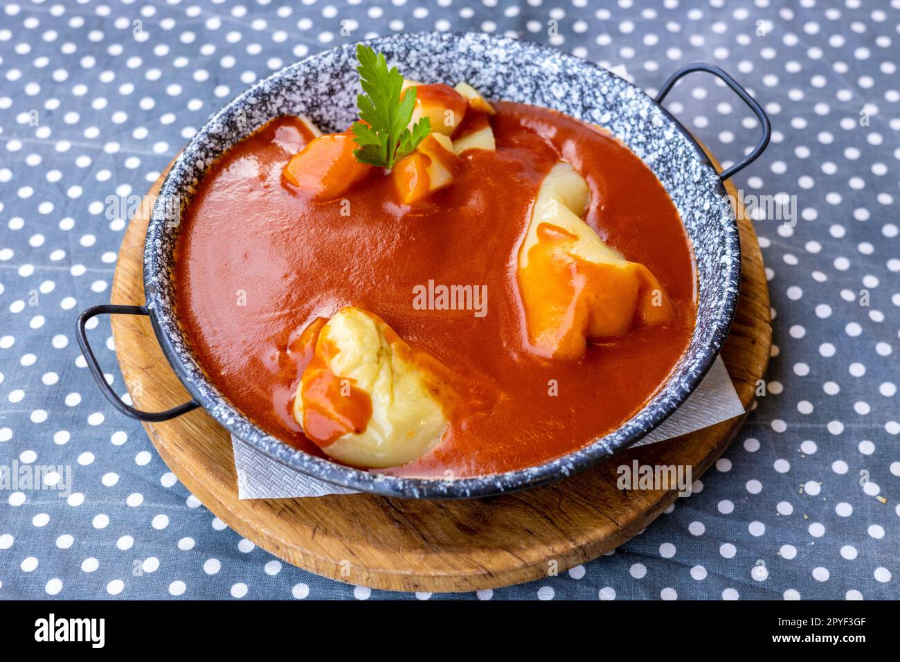 Peperoni ripieni ungheresi in salsa con patate, piatto tradizionale della cucina ungherese, cibo mondiale Foto Stock