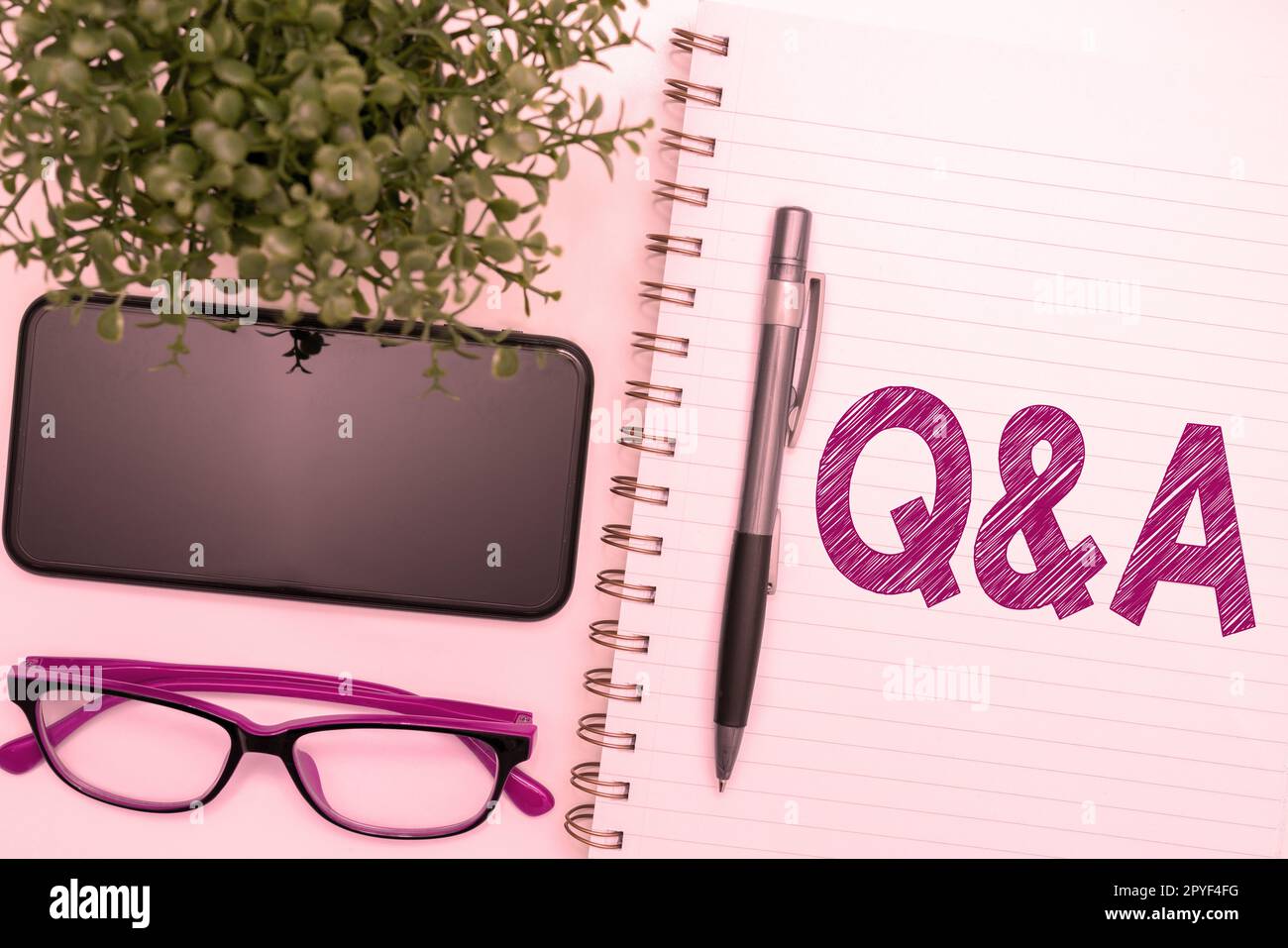 Cartello che mostra Q A. idea aziendale definita come domande e risposte Foto Stock