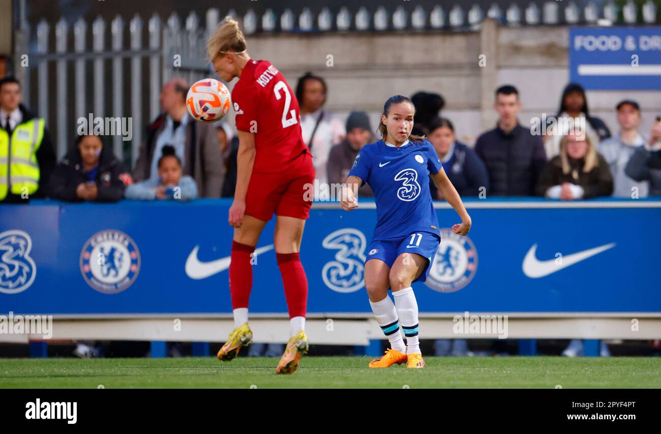 Londra, Regno Unito. 03rd maggio, 2023. Londra, Inghilterra, 3rd 2023 maggio: Emma Koivisto (2 Liverpool) blocca una croce da Guro Reiten (11 Chelsea) durante la partita di calcio della Barclays fa Women's Super League tra Chelsea e Liverpool a Kingsmeadow a Londra, Inghilterra. (James Whitehead/SPP) Credit: SPP Sport Press Photo. /Alamy Live News Foto Stock