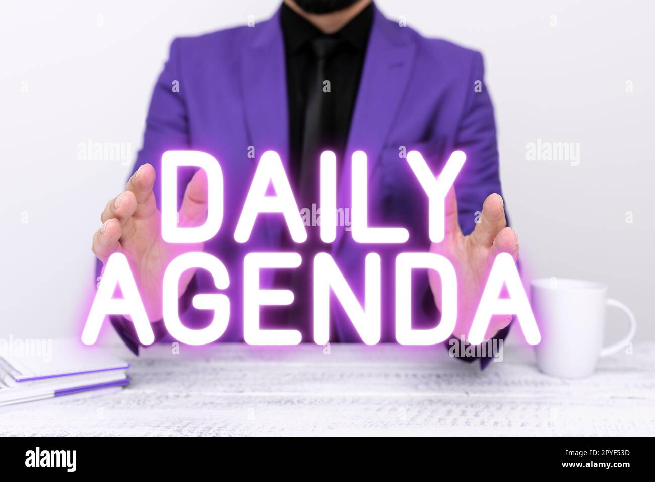 Cartello che mostra l'agenda giornaliera. Parola per fare elenco di elementi essere discusso quotidianamente o in occasione di riunione formale importante Foto Stock Cartello che mostra l'agenda giornaliera. Parola per fare elenco di elementi essere discusso quotidianamente o in occasione di riunione formale importante Foto Stock