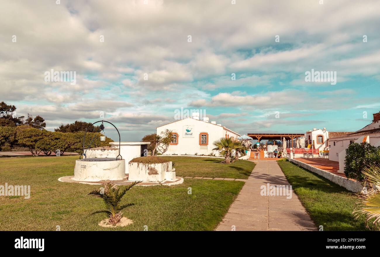Paesaggio sulla spiaggia di Barrel con la casa dei vecchi capanne dei pescatori a Santa Luzia sud del Portogallo Foto Stock