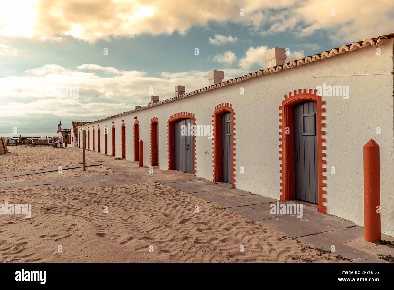 La casa di fronte alle ex capanne dei pescatori sulla spiaggia di Baril a Santa Luzia sud del Portogallo Foto Stock