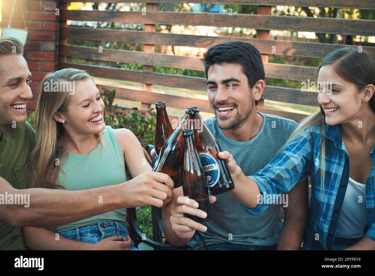 Heres ad un desh freddo impressionante. un gruppo di amici che si appendono insieme e brinda con le birre. Foto Stock