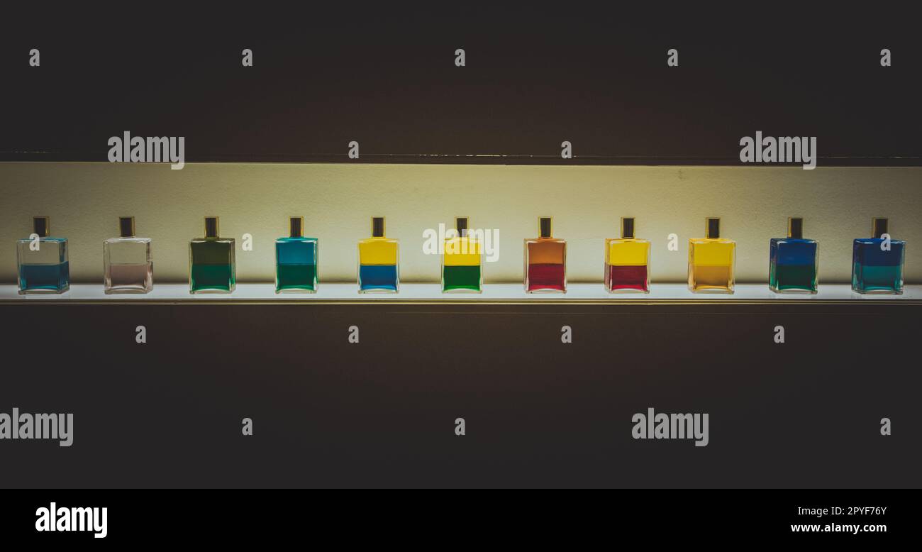 Raccolta di bottiglie per parfuma. Serie di contenitori in vetro, concetto di prodotto cosmetico. Foto Stock