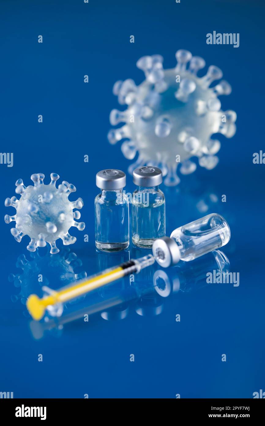 Chiudere la siringa medica con un vaccino Foto Stock