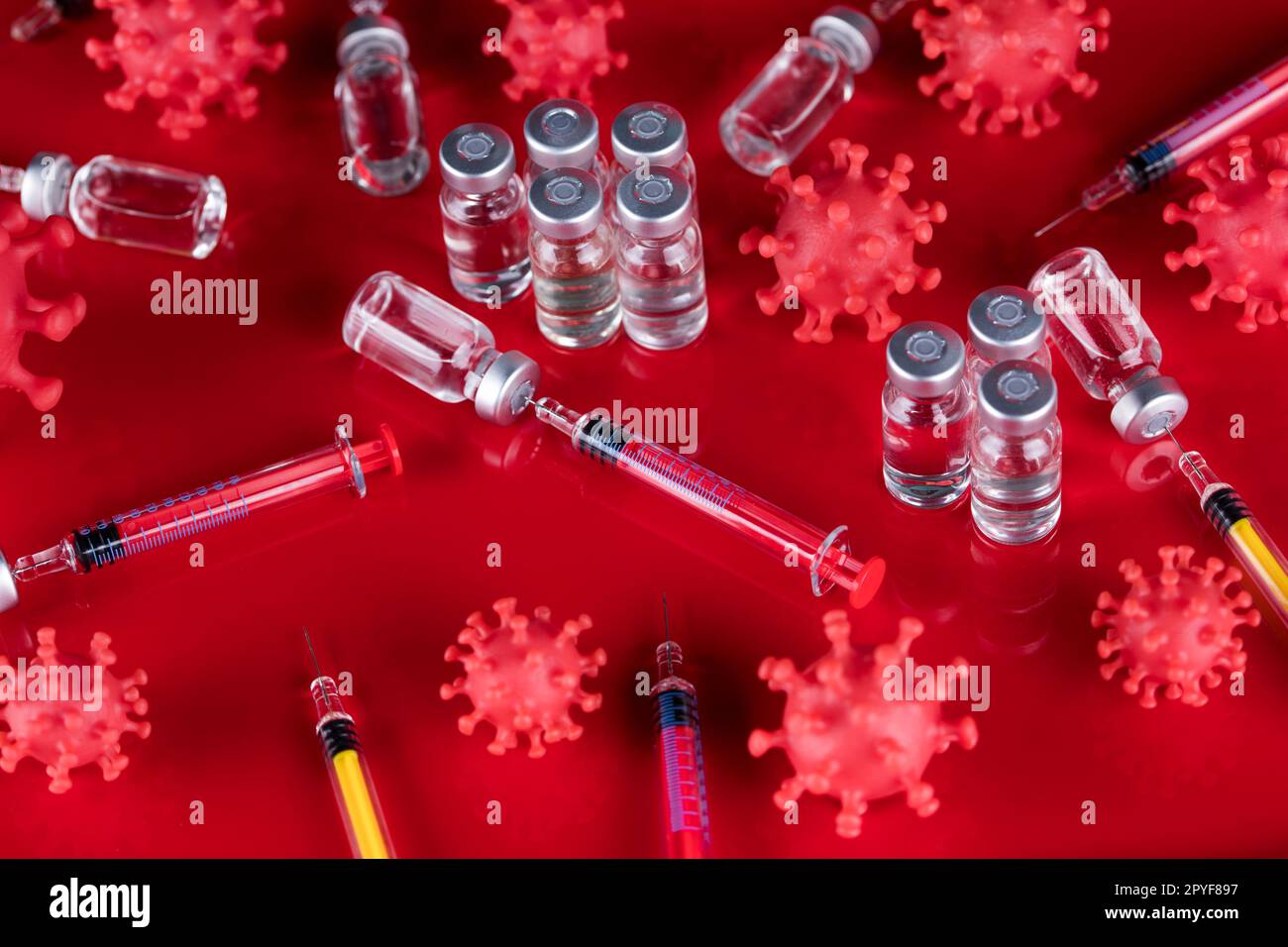 Chiudere la siringa medica con un vaccino Foto Stock