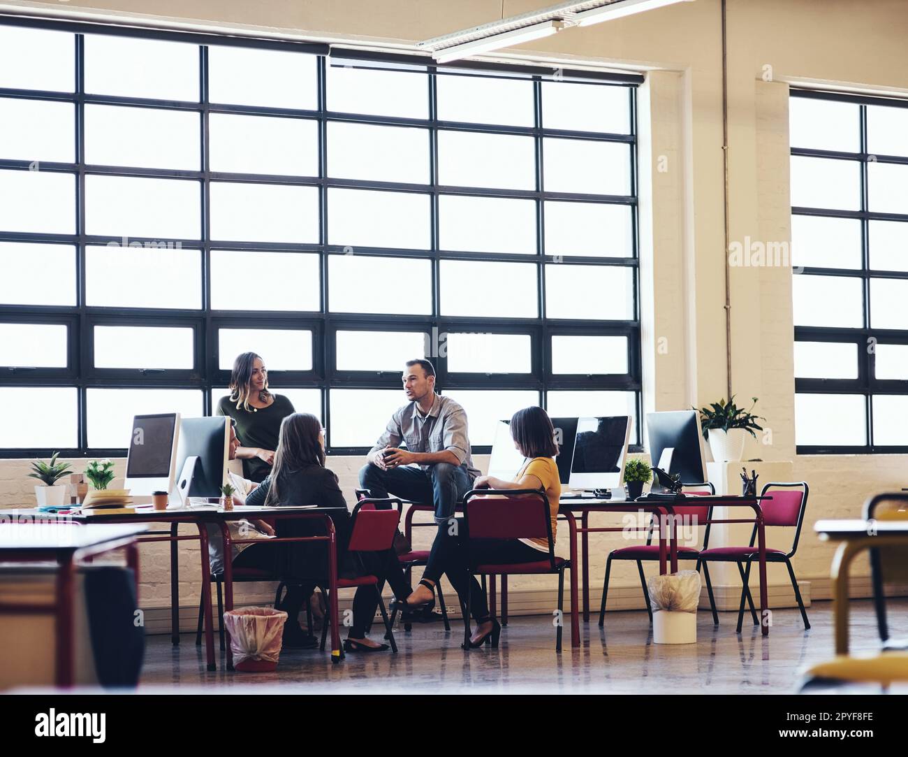 Nel mezzo del business si trova la creatività. dipendenti creativi che si riuniscono in un ufficio moderno. Foto Stock