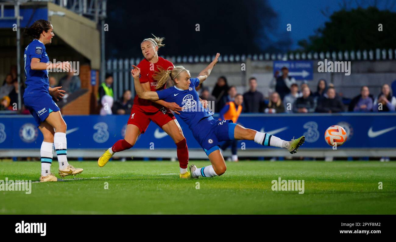 Londra, Regno Unito. 03rd maggio, 2023. Londra, Inghilterra, 3rd 2023 maggio: Pernille Harder (23 Chelsea) si allunga per la palla durante la partita di calcio della Super League femminile di Barclays fa tra Chelsea e Liverpool a Kingsmeadow a Londra, Inghilterra. (James Whitehead/SPP) Credit: SPP Sport Press Photo. /Alamy Live News Foto Stock