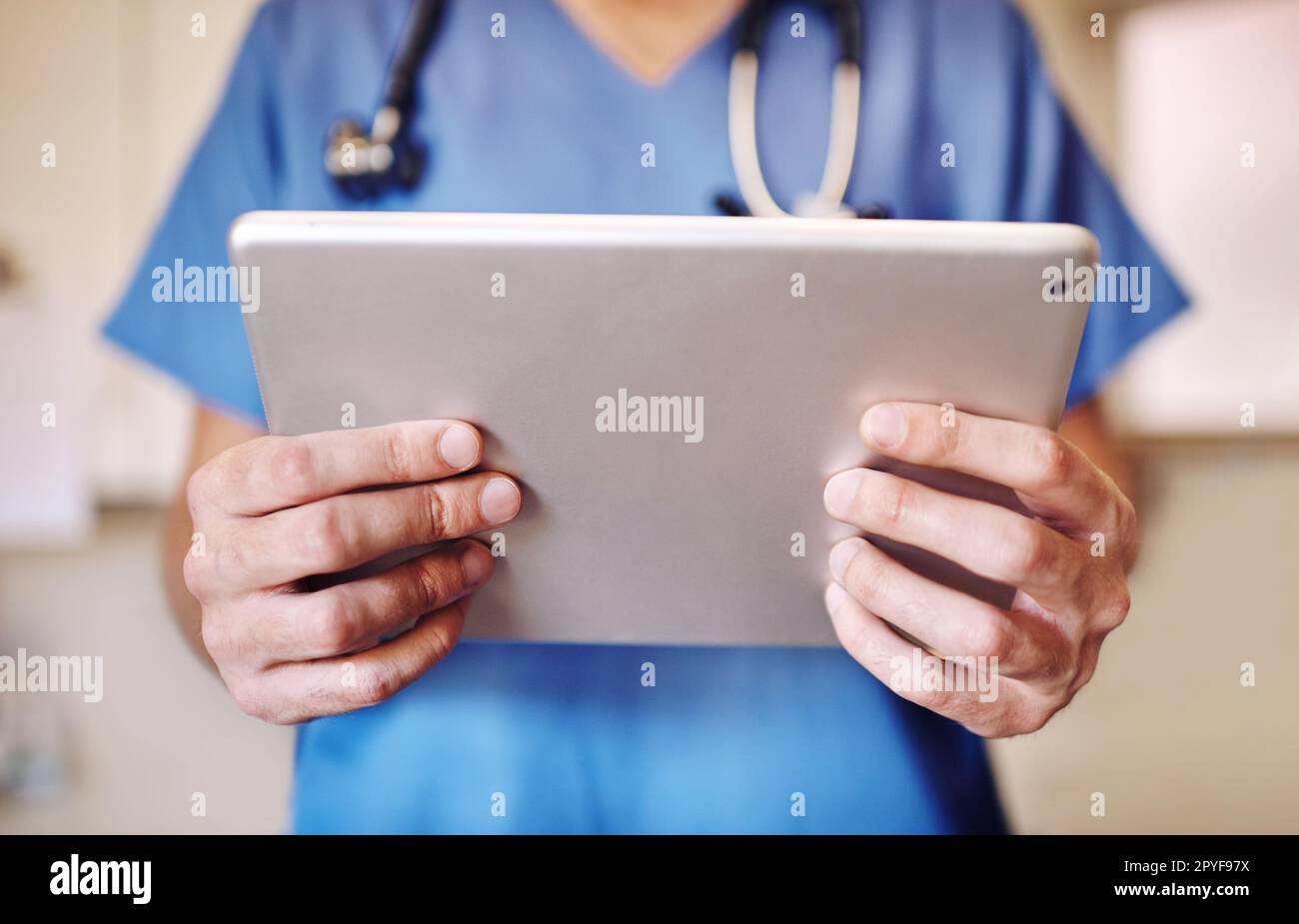 Le cose sono appena diventato molto più facili. un medico irriconoscibile che usa il suo tablet nel suo ufficio. Foto Stock