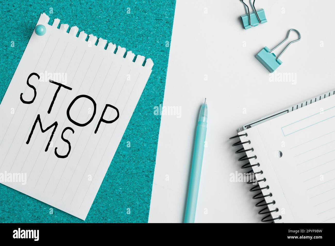 Segno che mostra Stop MS. Business idea prevenire la malattia segnata da macchie di tessuto indurito nel cervello e midollo spinale Foto Stock