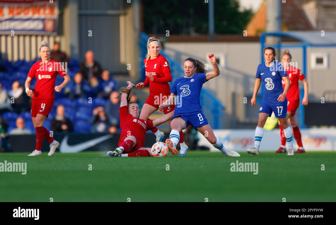 Londra, Regno Unito. 03rd maggio, 2023. Londra, Inghilterra, 3rd 2023 maggio: Miri Taylor (35 Liverpool) e Melanie Leupolz (8 Chelsea) si battono per la palla durante la partita di calcio della Super League femminile di Barclays fa tra Chelsea e Liverpool a Kingsmeadow a Londra, Inghilterra. (James Whitehead/SPP) Credit: SPP Sport Press Photo. /Alamy Live News Foto Stock