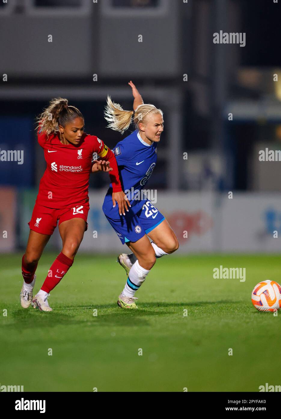 Londra, Regno Unito. 03rd maggio, 2023. Londra, Inghilterra, 3rd 2023 maggio: Pernille Harder (23 Chelsea) e Taylor Hinds (12 Liverpool) combattono per la palla durante la partita di calcio della Super League delle donne di Barclays fa tra Chelsea e Liverpool a Kingsmeadow a Londra, Inghilterra. (James Whitehead/SPP) Credit: SPP Sport Press Photo. /Alamy Live News Foto Stock