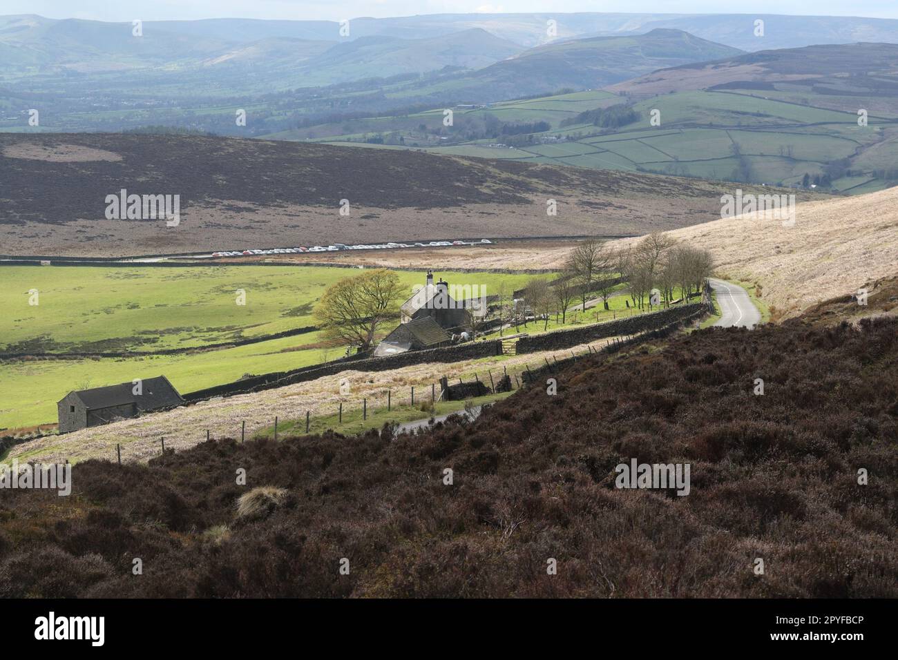 Overstones Farm Stanage Edge nella campagna del Derbyshire Peak District National Park Inghilterra Regno Unito, paesaggio collinare brughiera isolato fattoria Foto Stock