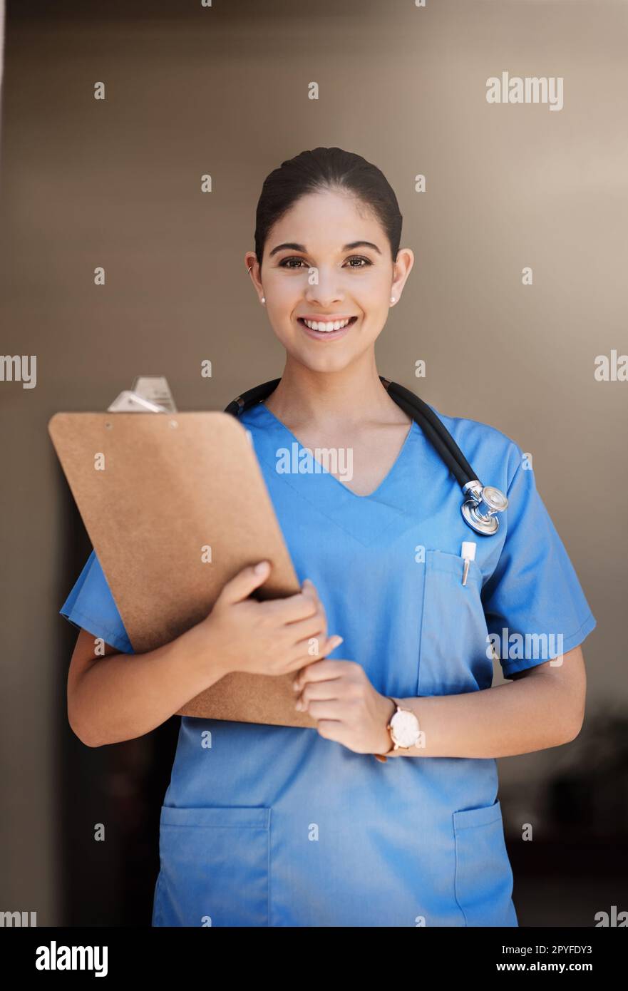 Lascilo guidarla con le vostre preoccupazioni di salute. Ritratto corto di un giovane professionista medico femminile attraente che tiene una clipboard in un ospedale. Foto Stock