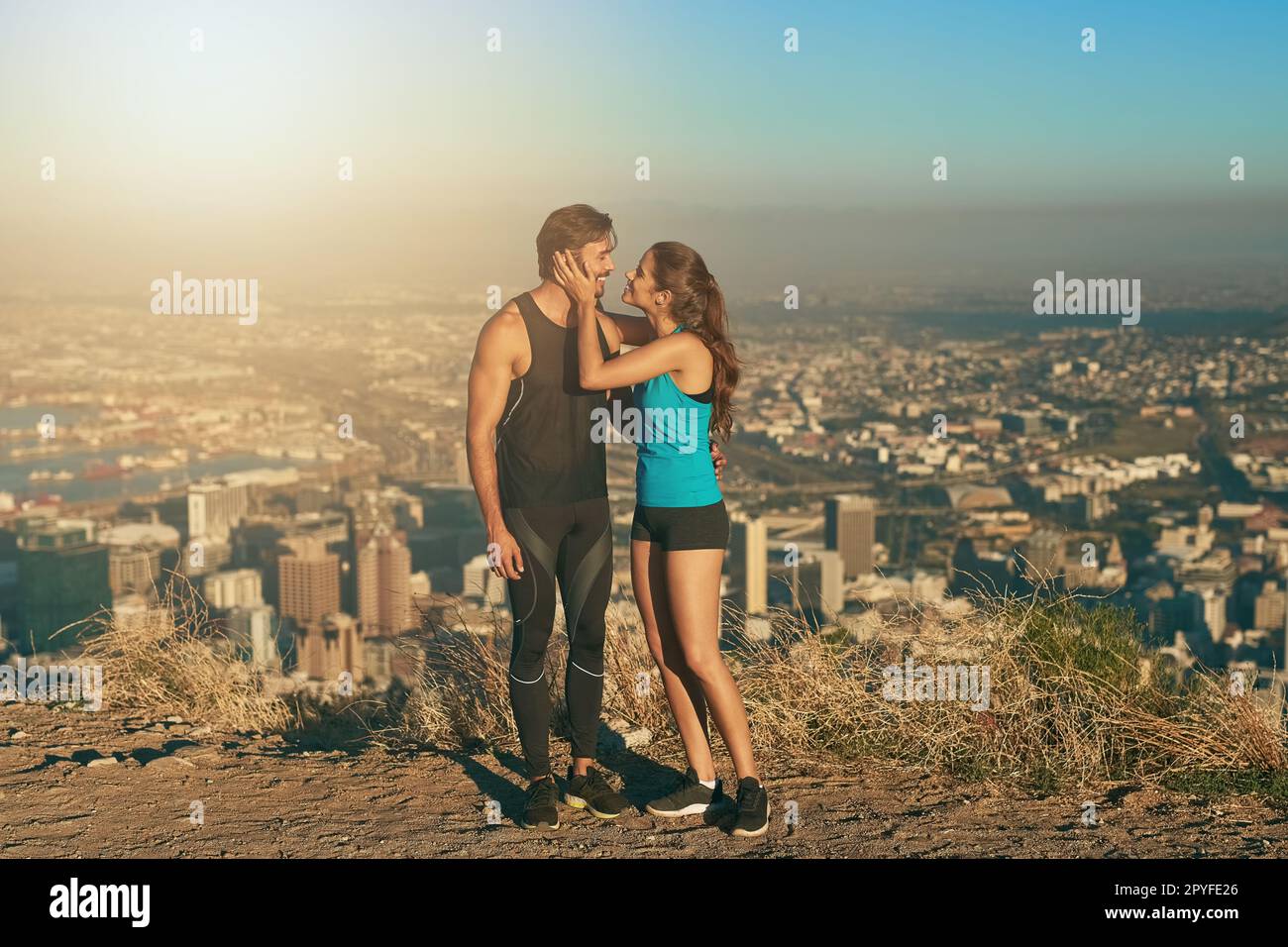 Erano più felici e più energici. una coppia affettuosa fuori per un workout. Foto Stock