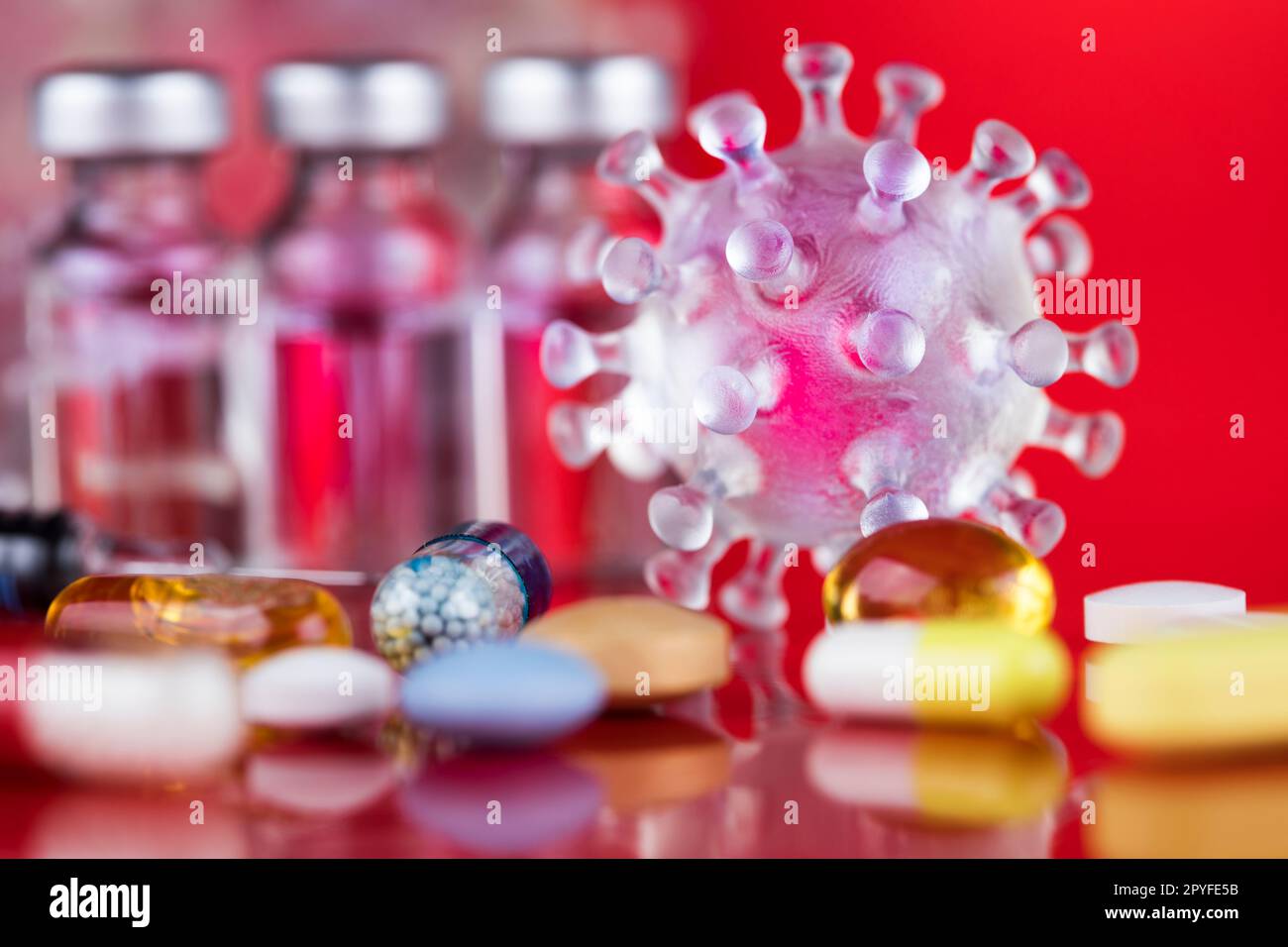 Bottiglie vaccino contro il coronavirus, sfondo pandemico Foto Stock