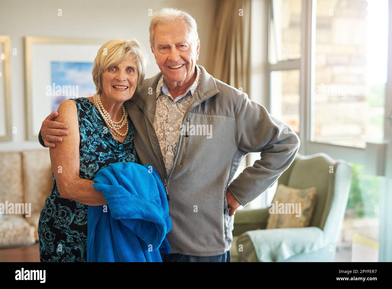 Il pensionamento è qui e non potevamo essere più felici. Ritratto di una felice coppia anziana a casa. Foto Stock