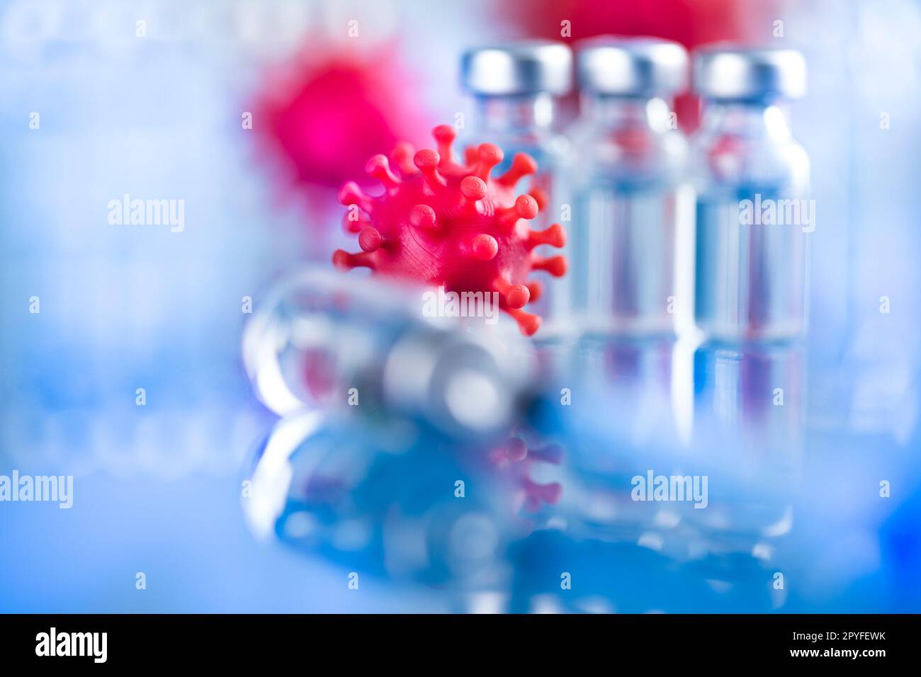 Chiudere la siringa medica con un vaccino Foto Stock