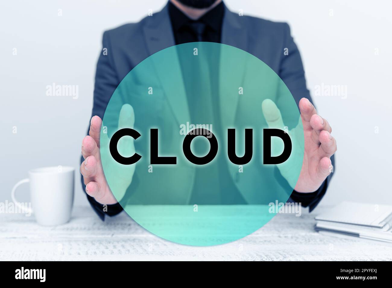 Scrittura a mano di testo Cloud. Concetto Internet massa visibile di condensato vapore acqueo che galleggia in atmosfera Foto Stock