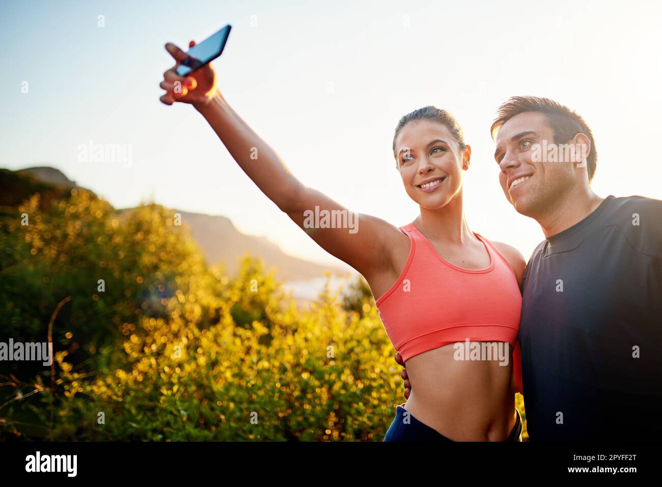 Tempo di fitness con la mia persona preferita. una giovane coppia sportiva che prende un selfie mentre fuori per una corsa insieme. Foto Stock