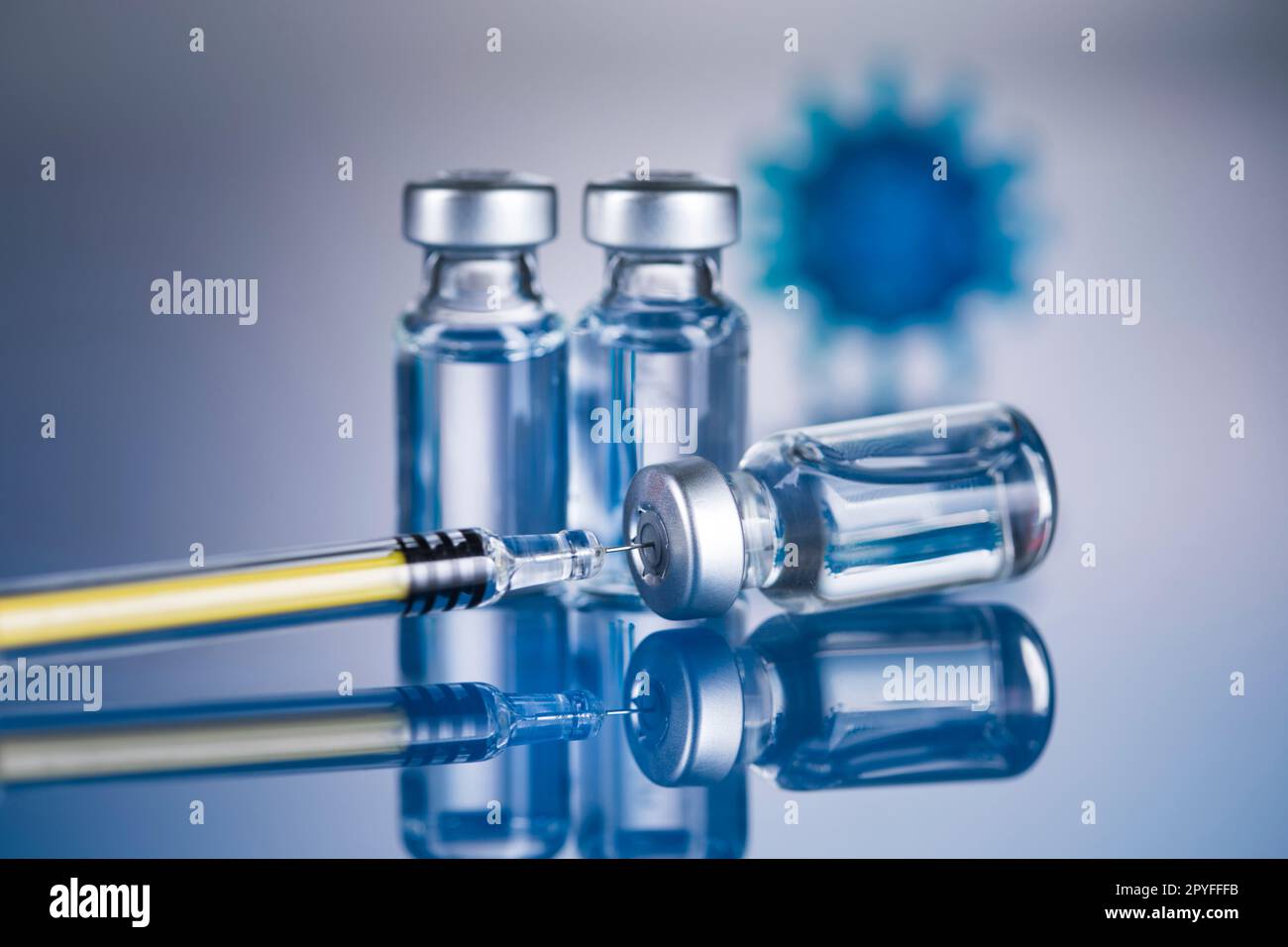 Chiudere la siringa medica con un vaccino Foto Stock