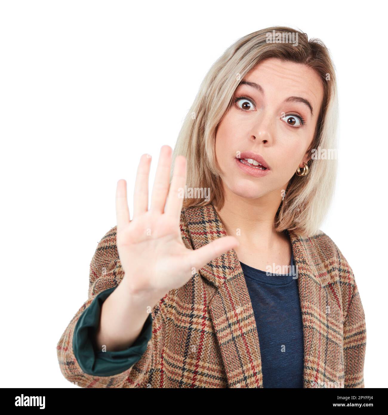 Non le chiederò di nuovo. Studio di una giovane donna che mostra un gesto di stop mano su uno sfondo bianco. Foto Stock