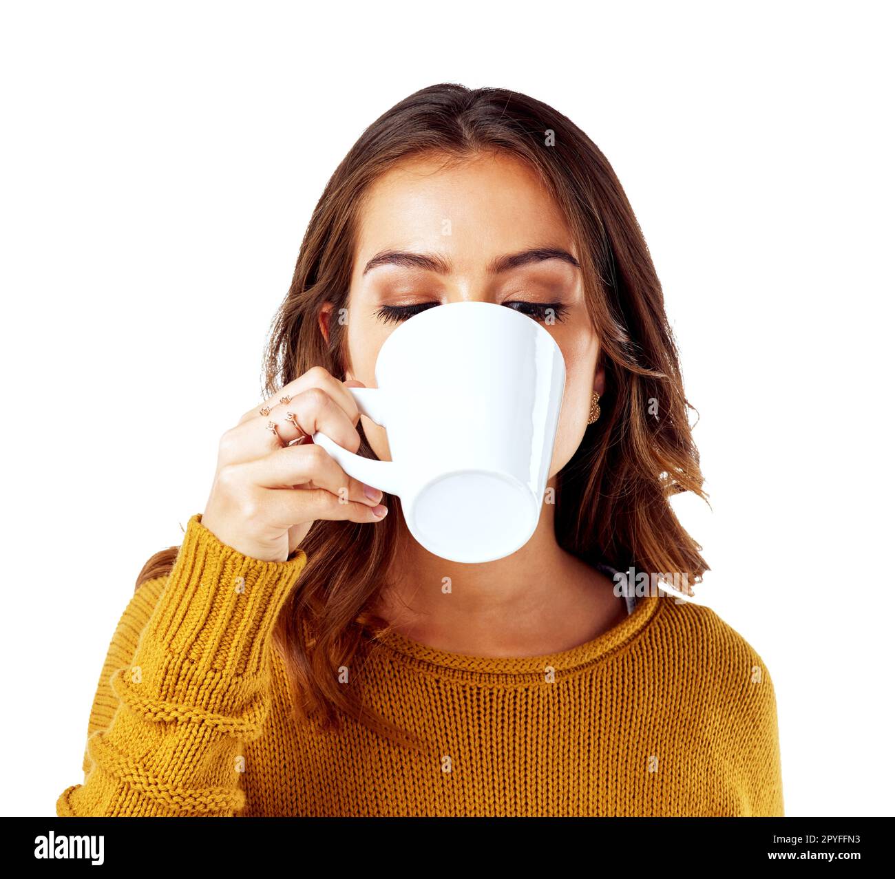 Un sorso più vicino alla felicità. Studio shot di una donna che beve caffè su uno sfondo bianco. Foto Stock