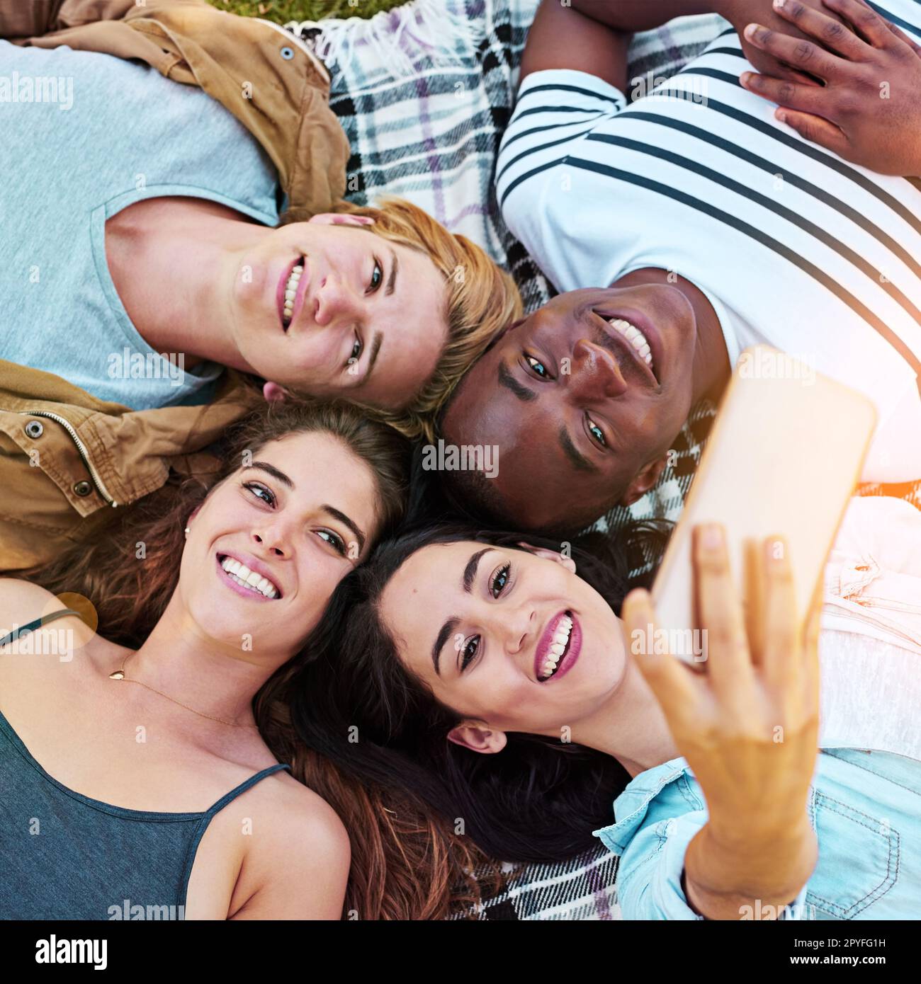 Il nostro insieme è kinda come per sempre. un gruppo di giovani amici che prendono un selfie insieme all'aperto. Foto Stock