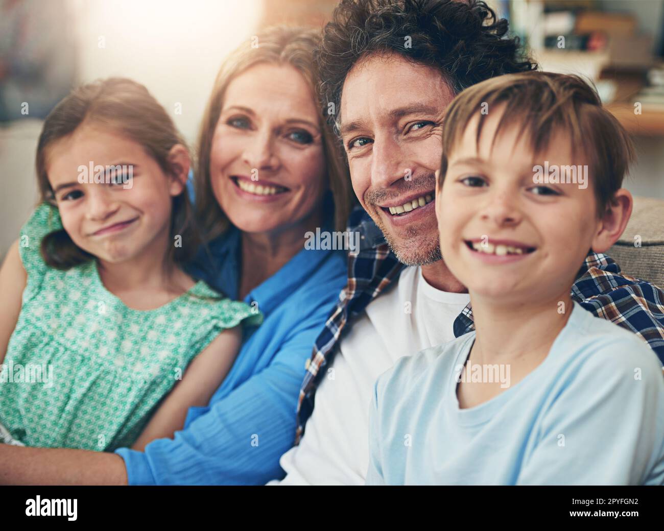 Godere la gente con le persone che amiamo. Ritratto di una famiglia felice rilassarsi sul divano insieme a casa. Foto Stock