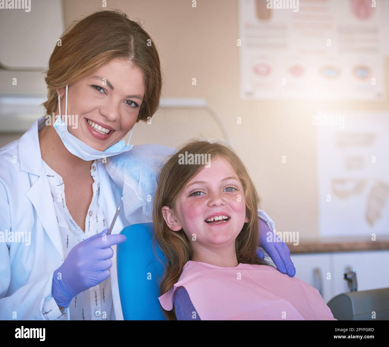 La fata del dente mi ha fatto fare. Ritratto di una dentista femminile con la sua giovane paziente. Foto Stock