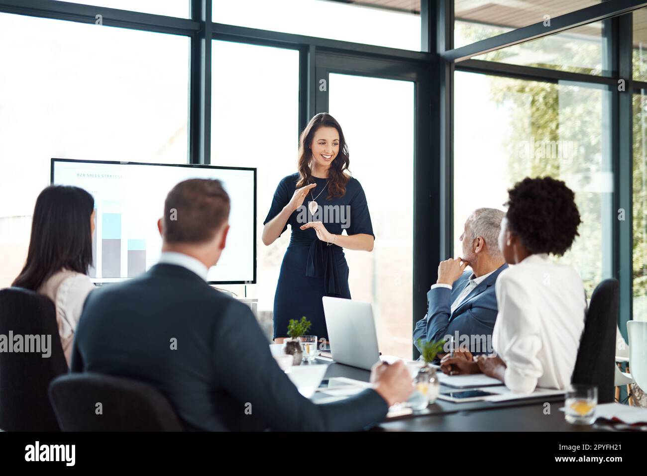 Dandolo a loro diritto. una donna d'affari che dà una presentazione in una sala riunioni. Foto Stock