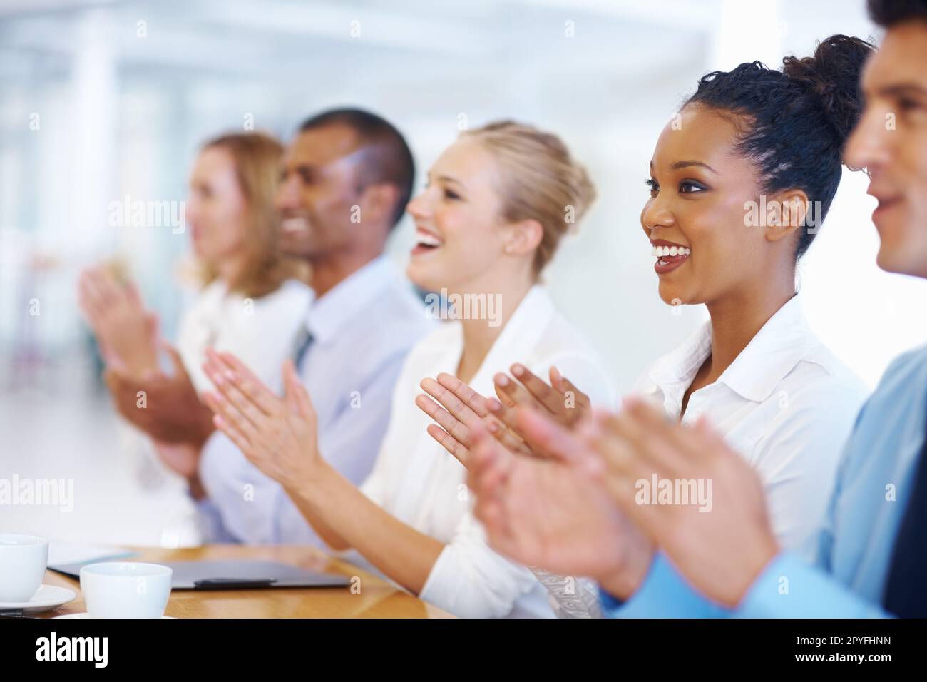 I dirigenti applaudono. Ritratto di dirigenti multirazziali applaudendo nella presentazione. Foto Stock