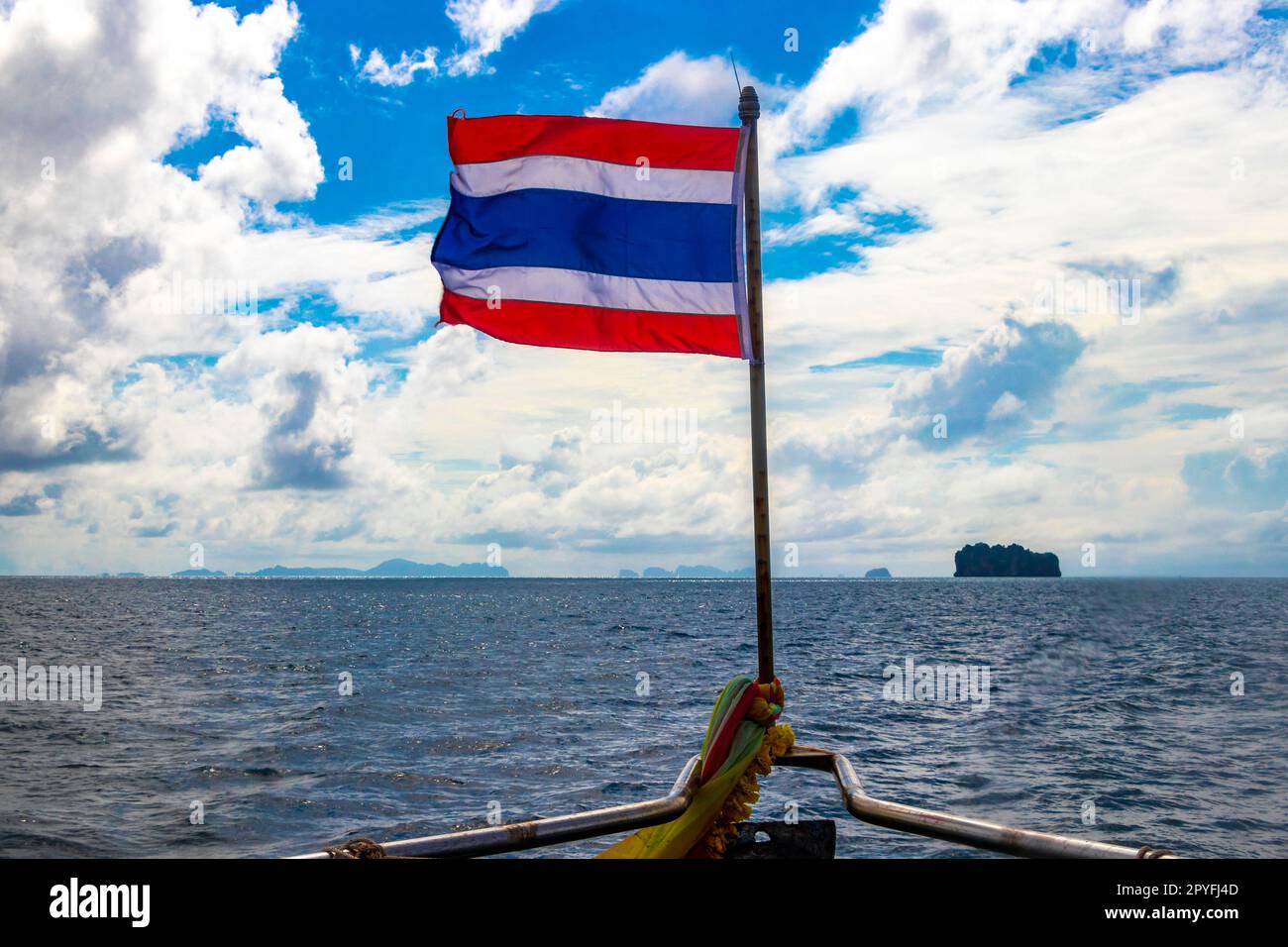 Tour in barca con bandiera della Thailandia, baia di Phang Nga, Krabi, Thailandia. Foto Stock