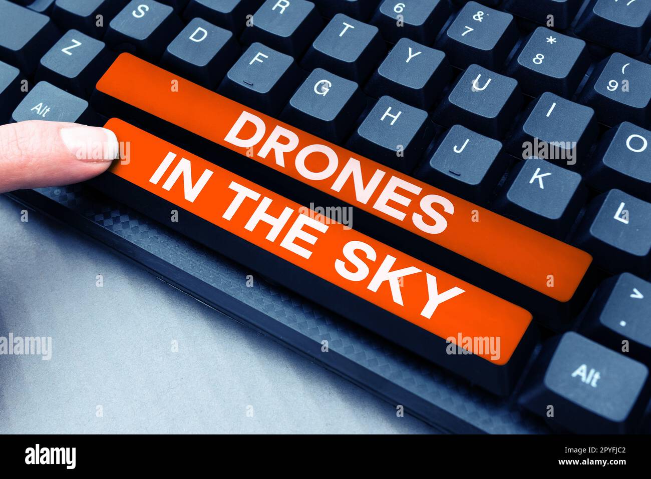 Didascalia concettuale droni nel cielo. Business vetrina moderna fotocamera aerea tecnologia avanzata Foto Stock