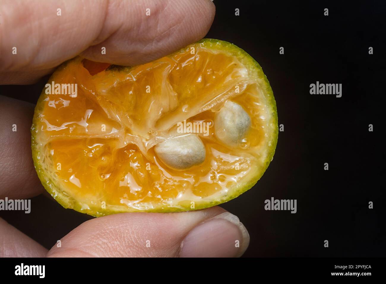 chiudi il colpo di carne di lime succosa a metà fettine. Foto Stock